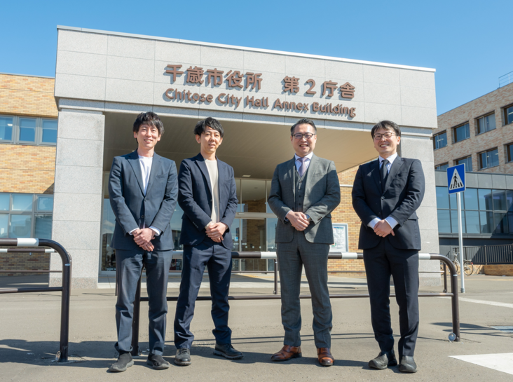 左から千歳市 企画部 交通政策課 交通政策係 係長 飯田光氏、千歳市 企画部 交通政策課 交通政策係 主任 本多孝行氏、NTTドコモビジネスソリューションズ株式会社 北海道支社 ソリューション営業部門 第二グループ第三チーム 兼 第四チーム 担当課長 伊藤直嗣、NTTドコモビジネス株式会社 北海道支社 ソリューション営業部門 第三グループ第二チーム 常田仁