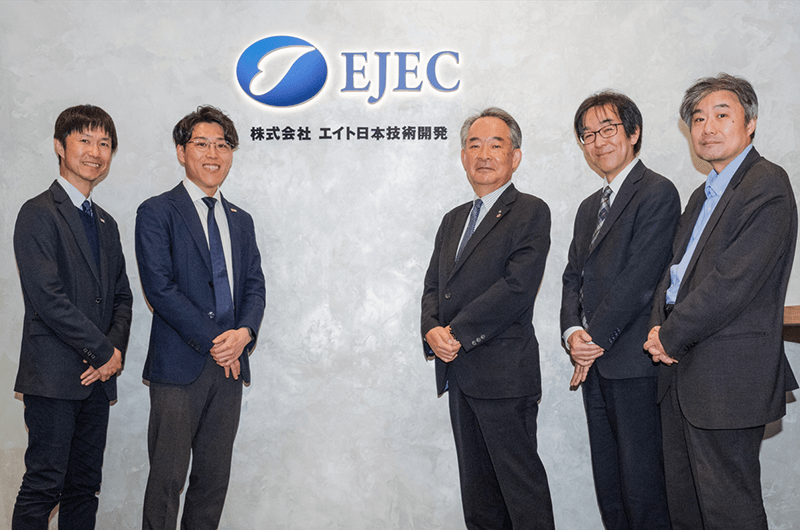 株式会社エイト日本技術開発 左から:NTT ドコモビジネスソリューションズ株式会社 中国支社 ソリューション営業部門 第三・第四グループリーダー 原田宏俊、第三グループ 第三チーム課長補佐 井上英斗、株式会社エイト日本技術開発 取締役執行役員 東京支社長 神野洋氏、総合企画本部 情報システム室 主査 鈴木智由氏、総合企画本部 DX推進室 室長 藤田亮一氏