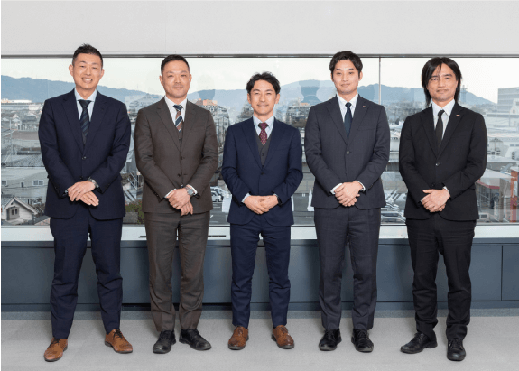 左から枚方市教育委員会 学校教育部 教育研修課 ICT 推進係 主幹 浦谷亮佑氏、枚方市立東香里小学校 教頭 上田泰丈氏、枚方市教育委員会 学校教育部 教育研修課 課長 永山宜佑氏、株式会社ドコモビジネスソリューションズ 関西支社 第一ソリューション営業部門 第三グループ 中川彰宏、NTT コミュニケーションズ株式会社 関西支社 第二ソリューション& マーケティング営業部門 スマートエデュケーション推進チーム 主査 三善宏賢