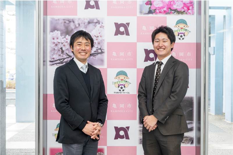 左から、亀岡市 環境先進都市推進部 環境政策課 環境政策係長 山城一毅氏、株式会社ドコモビジネスソリューションズ 関西支社 京都支店 第一グループ 第一チーム 山口泰輝