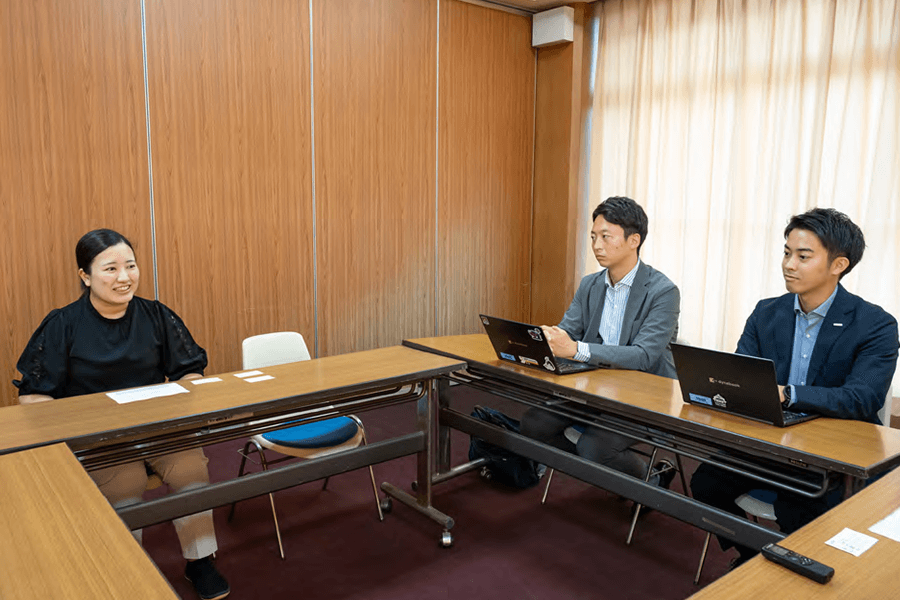 写真左から神奈川県真鶴町 町長室 加藤美優氏、NTTドコモビジネスソリューションズ株式会社 新堀雄基、井島功貴