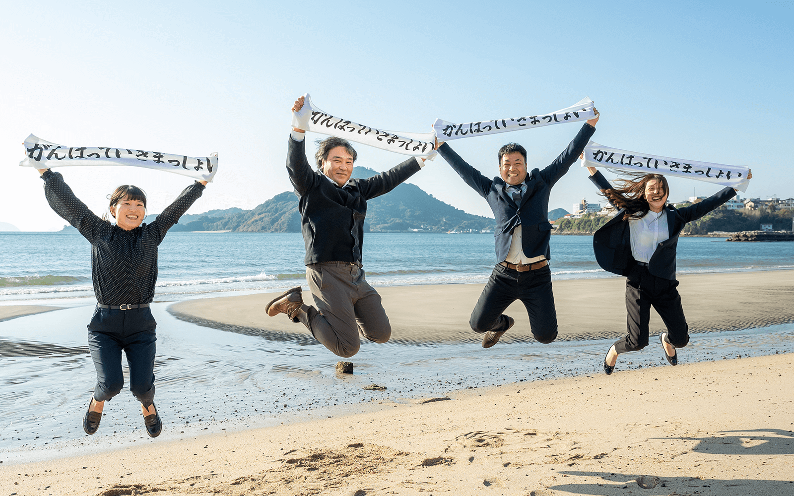 関係者写真 右からNTTドコモビジネスソリューションズ株式会社 四国支社 愛媛支店 坂井愛海、主査 徳岡祐樹、松山市 総合政策部 シティプロモーション推進課 副主幹 井上典氏、主事 岸田あすか氏