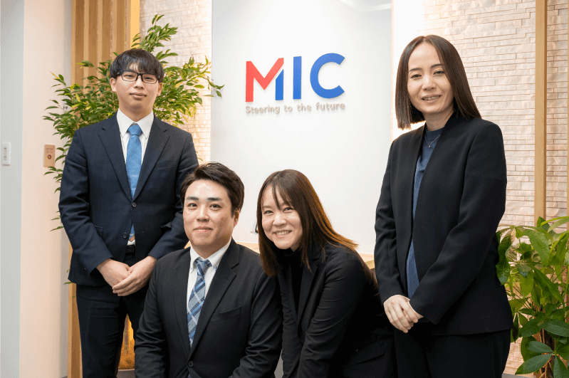 左から、株式会社MIC 情報システム部 池谷弘稀氏、株式会社MIC 情報システム部 チームリーダー 佐藤卓弥氏、株式会社ドコモビジネスソリューションズ ソリューション営業部 神奈川支店 千葉牧子、株式会社MIC 取締役 射手園芽里氏
