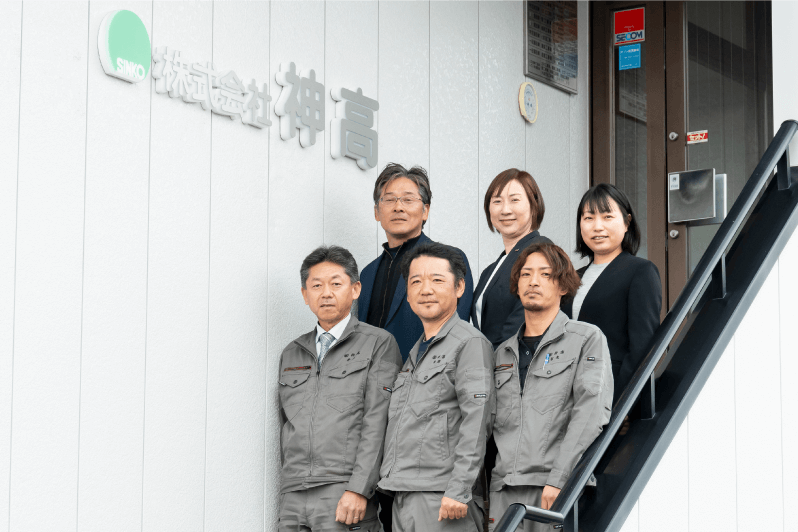 株式会社神高 後列左からドコモショップ富山店 白﨑達也氏、NTTドコモビジネスソリューションズ株式会社 北陸支社 第一グループ 第五チーム 正保啓子、北陸支社 第一グループ 第五チーム 担当課長 飯室和枝。前列左から株式会社神高 代表取締役 井上英司氏、取締役 工務部長 塚原農氏、工務部 主任 板矢大生氏