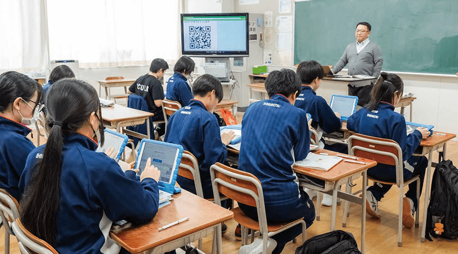 教室での授業の様子。2024年当時の新篠津中学校でのiPad利活用風景で、一人一台のタブレットを用いて勉強している写真。