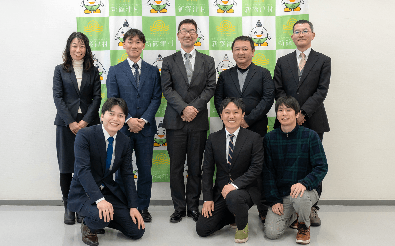 関係者の集合写真。後列左からNTTドコモビジネス株式会社の岡本淑香、新篠津村教育委員会の櫻田大介氏、吉本浩志氏、新篠津村立新篠津中学校の加藤智士氏、田中芳憲氏。前列左からNTTドコモビジネス株式会社の長澤響、新篠津村立新篠津小学校の吉成拓人氏、濱本雄太氏。