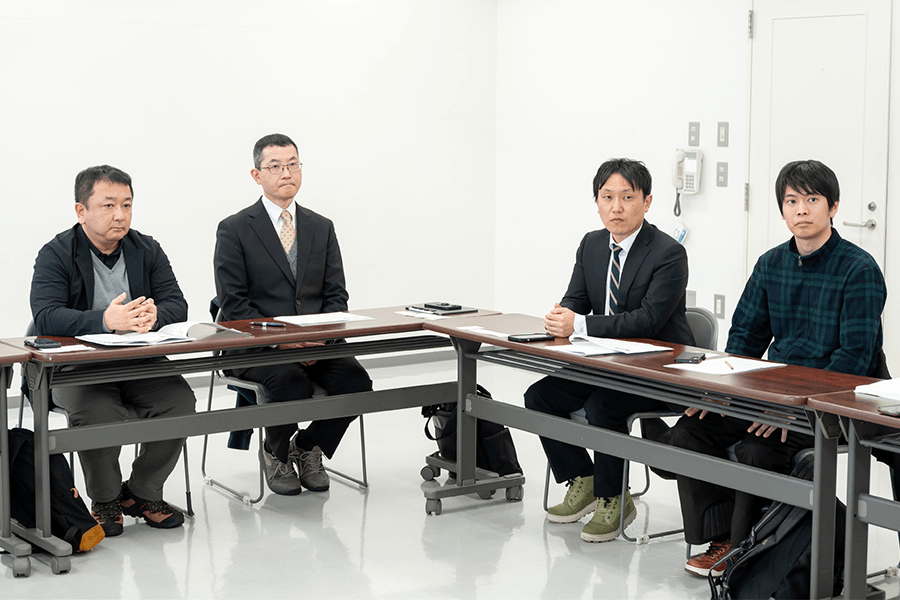 関係者の男性4人が座っている写真。左から新篠津村立新篠津中学校 加藤智士氏、田中芳憲氏、新篠津村立新篠津小学校 吉成拓人氏、濱本雄太氏