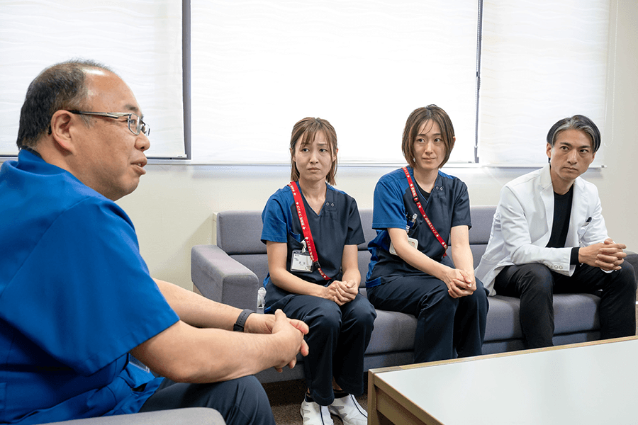 組合立諏訪中央病院の職員の方々の写真。左手前から杉田勇氏、赤羽久美氏、寺島悠那氏、須田万勢氏