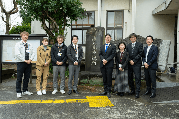 左から津久見市 防災危機管理室 室長 秦野貴光氏、津久見市 経営政策課 新庁舎建設推進班 主幹 後藤可苗氏、津久見市 会計財務課 主幹 川野貴志氏、津久見市長 石川正史氏、NTTドコモビジネスソリューションズ株式会社 九州支社 大分支店 第一グループ 水島正美、NTTドコモビジネスソリューションズ株式会社 九州支社 ソリューション営業部門 第一グループ 担当部長 足立博之、NTTドコモビジネスソリューションズ株式会社 九州支社 大分支店 第一グループ 担当課長 山崎和生