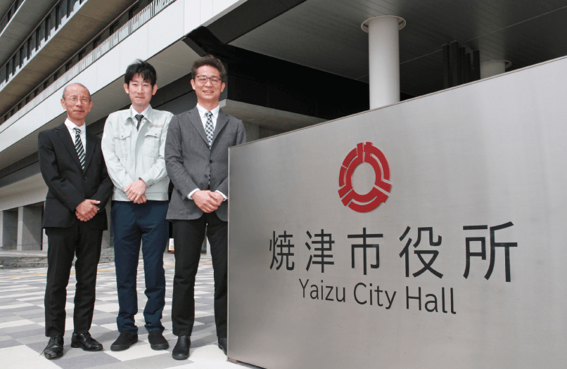 写真左から静岡県焼津市行政経営部DX推進課 DX推進専門監 土肥慎市氏、DX推進担当係長 鈴木寿彦氏、スマートシティ推進室室長 早川隆之氏