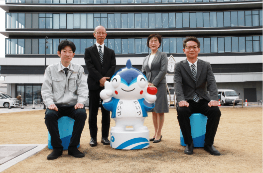 写真左から 静岡県焼津市行政経営部DX推進課 DX推進担当係長 鈴木寿彦氏、DX推進専門監 土肥慎市氏、株式会社ドコモビジネスソリューションズ東海支社 ソリューション営業部門第一グループ 担当課長 伊藤章子、静岡県焼津市行政経営部DX推進課スマートシティ推進室室長 早川隆之氏