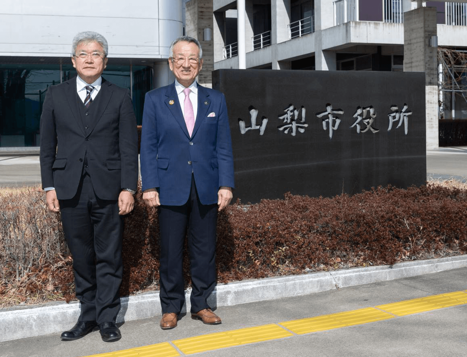 山梨市：左から山梨市役所 総務課 課長 竹川一郎氏、山梨市長 高木晴雄氏