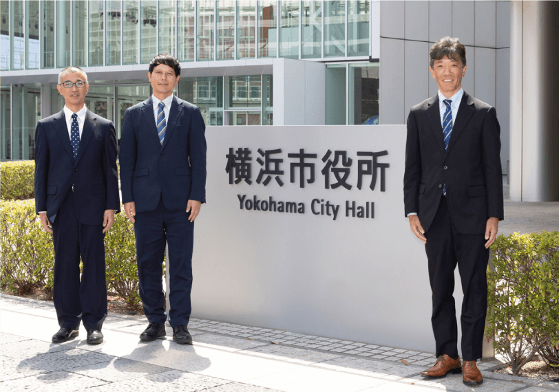 横浜市水道局 左から横浜市水道局 浄水部浄水課 浄水係 小林貴氏、浄水係長 松田浩明氏、浄水課長 羽布津(はぶつ)慎一氏