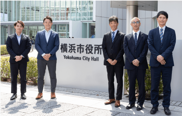 左からドコモビジネスソリューションズ ソリューション営業部 神奈川支店 第1グループ 第1チーム 井島功貴、第1チーム主査 新堀雄基、横浜市水道局 浄水部浄水課 浄水課長 羽布津(はぶつ)慎一氏、浄水係 小林貴氏、浄水係長 松田浩明氏